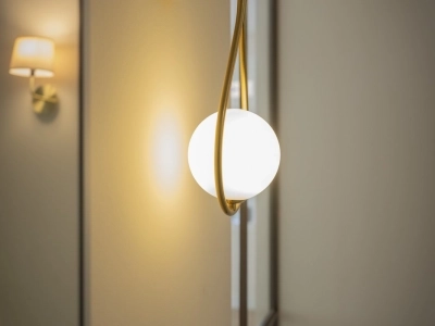 Wandlamp bij de stalen wand – Hilversum