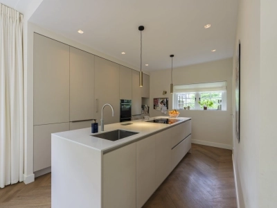 Keuken met lange kastenwand – Hilversum