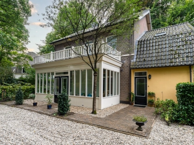 Tuinkamer met dakterras aan een villa in Bussum
