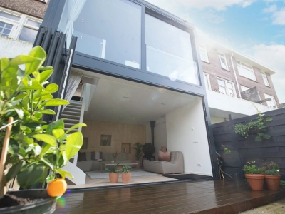 Woning in Amsterdam-Noord compleet verbouwd, met glazen uitbouw