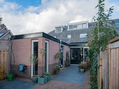 Achtergevel met gemetselde uitbouw – Huizen
