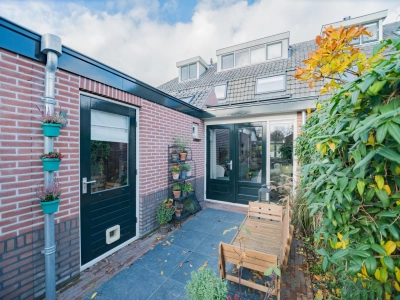 Achterzijde met tuindeuren – Huizen
