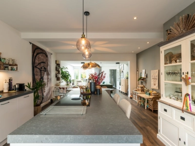 Keuken met doorkijk naar de tuin – Huizen