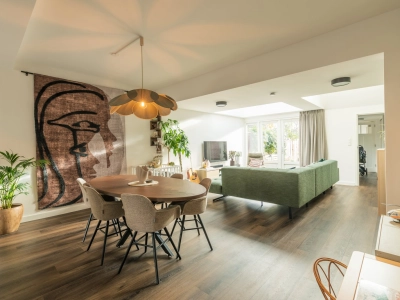 Eethoek onder de hanglamp – Huizen