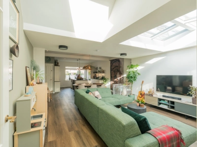 Uitbouw met daglicht van boven in Huizen