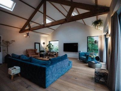 Woonkamer met houten spanten in het zicht – Bussum