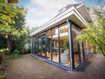 Glazen aanbouw aan de achterzijde – Baarn